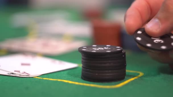 Gokker spelen met Poker Chip — Stockvideo