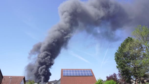 Grote zwarte rook wolken, brand in de stad — Stockvideo