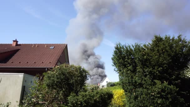 Haus Brennt Große Dunkle Rauchwolken Steigen Den Blauen Himmel Feuer — Stockvideo