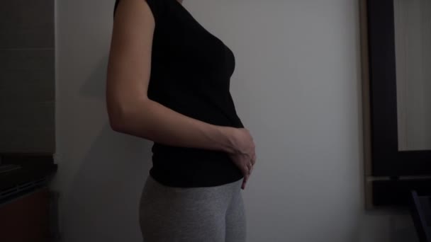 16 veckors graviditet, gravid kvinna — Stockvideo