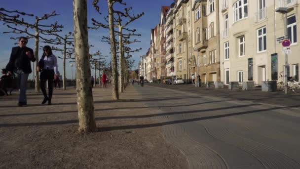 Persone sul lungomare di Dusseldorf del Reno, Germania — Video Stock