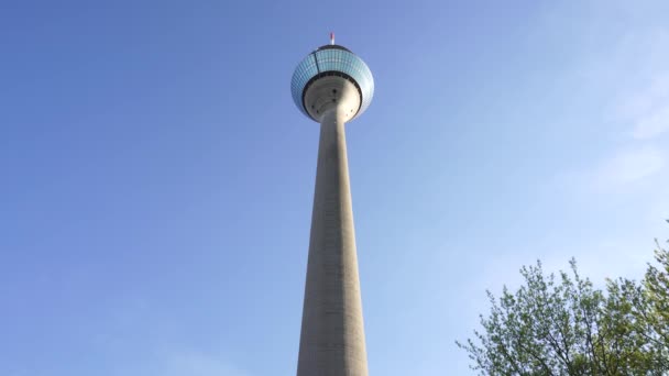 Rheinturm Rhen-tornet, Düsseldorf, Tyskland — Stockvideo
