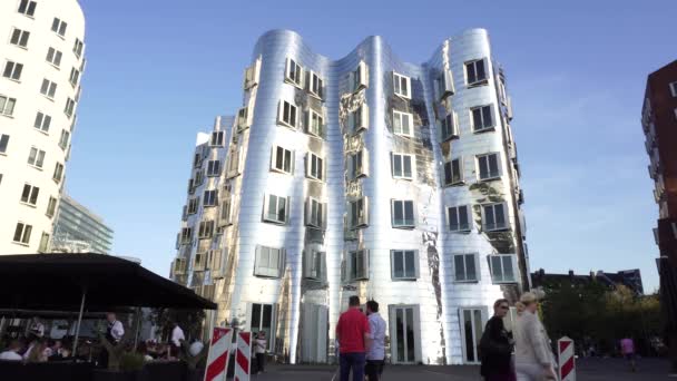 Architectuur van de metalen gebouw in Dusseldorf, Duitsland — Stockvideo