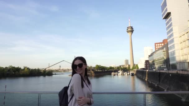 Joven bonita mujer caucásica posando para la foto en Dusseldorf — Vídeo de stock