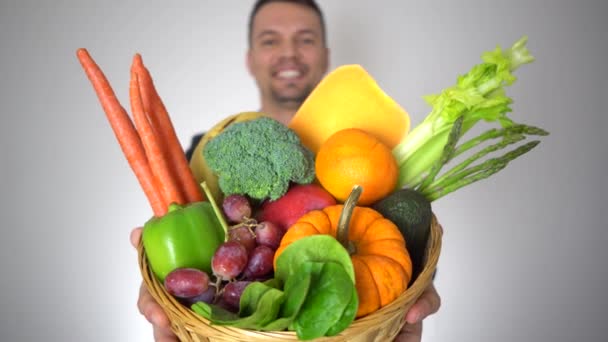 Obchodník nabízet čerstvé organické plody v dobré přírodní zelenině košík na výšku — Stock video