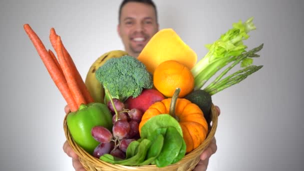 Čerstvé organické zeleniny ovoce košík v doktorce ruce a zdravotní medicína
