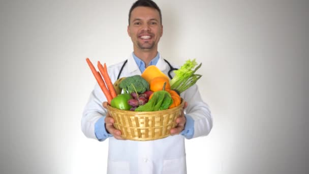 Orvos Holding kosár bio gyümölcsök zöldség-, egészségügyi és orvostudományi koncepció — Stock videók
