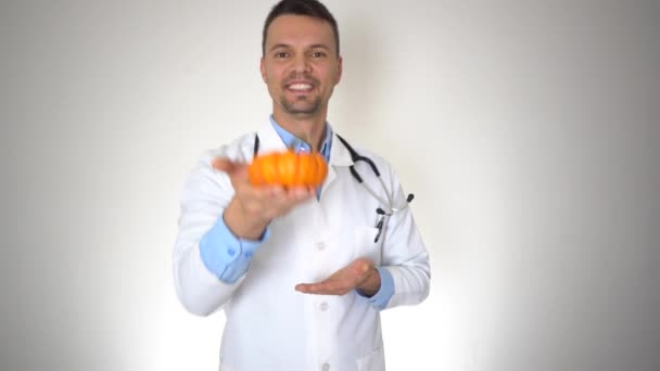 Calabaza orgánica natural del tenedor del doctor, concepto sano de la nutrición de la vitamina — Vídeo de stock