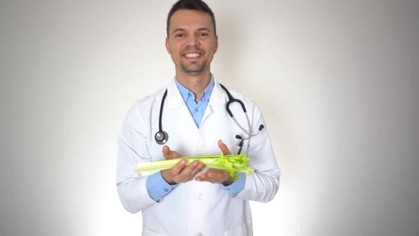 Doctor Holding apio orgánico natural, concepto de nutrición saludable de vitaminas — Vídeo de stock