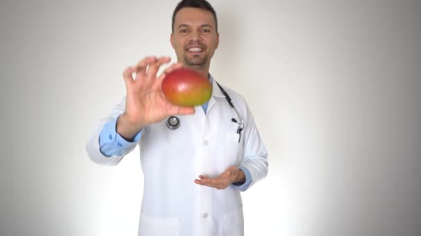 Врач холдинг природного органического манго, здоровый витамин питания Концепция — стоковое видео