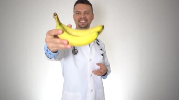 Doctor Holding naturlig ekologisk banan, hälsosam vitamin Nutrition Concept — Stockvideo