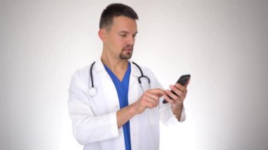 Beyaz erkek doktor Smartphone kullanarak