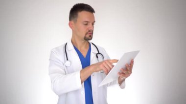 Erkek doktor okuma tıbbi belge, reçete yazma, portre