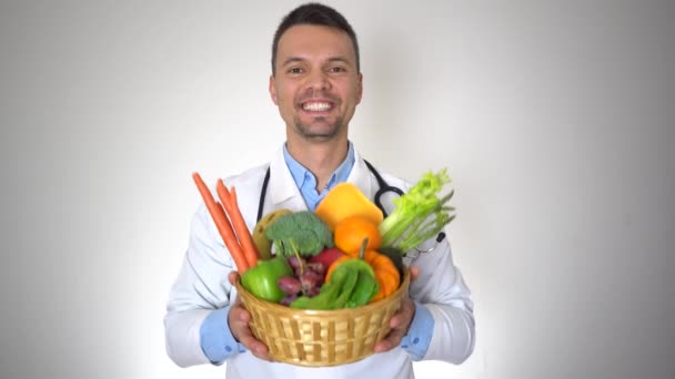 Doctor Holding Verduras ecológicas Frutas de cerca — Vídeo de stock