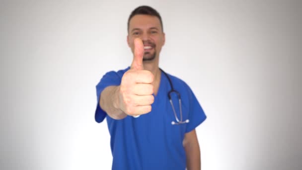 Portret van glimlachende mannelijke arts geven thumbs up — Stockvideo