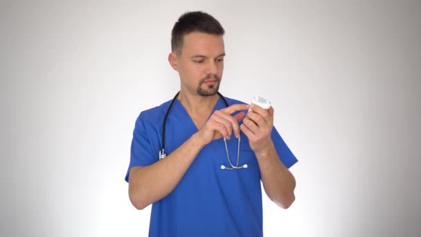 Médico masculino leitura prescrição na garrafa pílula — Vídeo de Stock