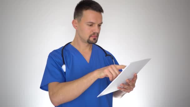 Manlig läkare läsa och skriva i medicinska dokument — Stockvideo