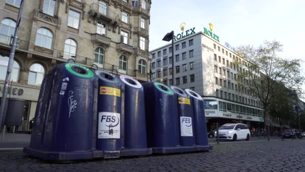 Recyklace přihrádek odpad z třídění v Evropě, pouliční koše, popelnice — Stock video