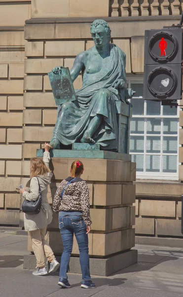 由亚历山大 斯托达特创作的哲学家大卫 休姆雕像在英国苏格兰爱丁堡的皇家英里上的脚趾摩擦 — 图库照片