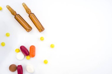 tabletler ve üzerinde beyaz izole ampul