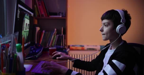 Adolescente usando la computadora en casa con auriculares, jugar juego en su habitación de niño. tecnología, juegos, entretenimiento, permite jugar y el concepto de la gente - jugar en casa y streaming play through o — Vídeo de stock