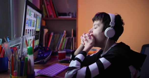 Huiswerk tijdens quarantaine op school. zoeken naar informatie op het internet. afstandsonderwijs. — Stockvideo