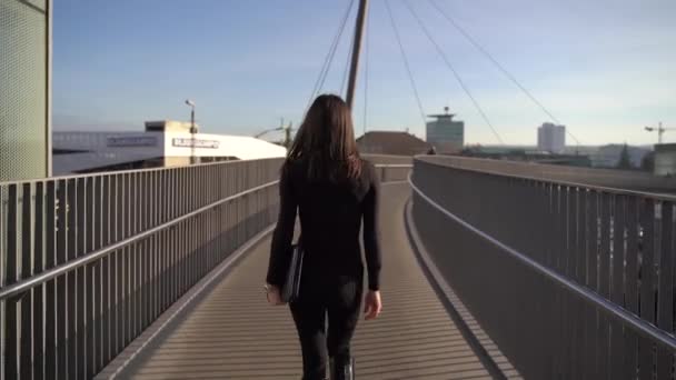 Geïsoleerde full length portret van jonge Europese zakenvrouw in zwarte jurk met bruin haar naar voren lopen. Achteraanzicht — Stockvideo