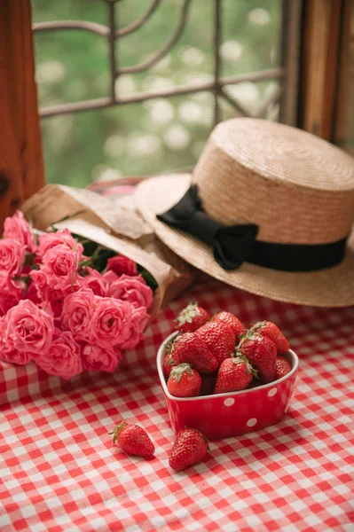 Deliciosos Morangos Frescos Forma Coração Tigela Vermelha Belas Flores Rosa — Fotografia de Stock