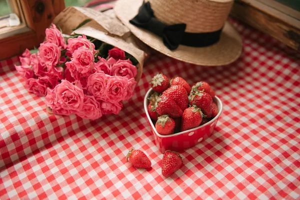 Delicious Fresh Strawberries Heart Shaped Red Bowl Beautiful Pink Flowers — Stock Photo, Image