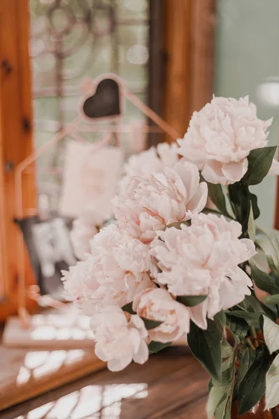 Όμορφο Παιωνία Λουλούδια Ρουστίκ Ξύλινα Περβάζι — Φωτογραφία Αρχείου