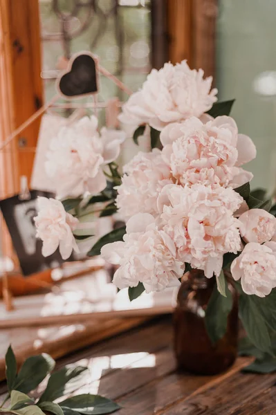 Όμορφο Παιωνία Λουλούδια Ρουστίκ Ξύλινα Περβάζι — Φωτογραφία Αρχείου