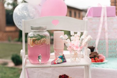 masada açık havada cam kavanoza pembe limonata taze sıkılmış