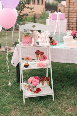 masada açık havada cam kavanoz ve tatlılar pembe limonata taze sıkılmış