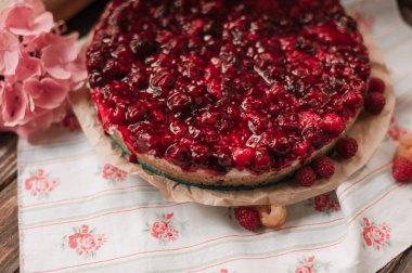 Ev yapımı tatlı berry pie masada, yakın çekim  