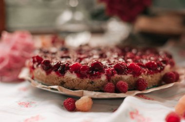 Ev yapımı tatlı berry pie masada, yakın çekim  