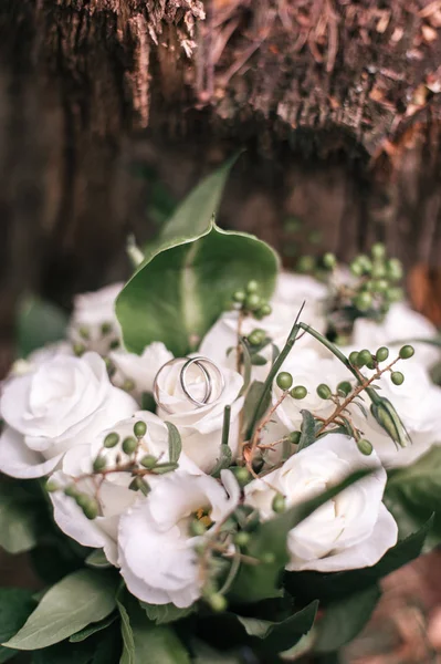 Κλείνω Πάνω Θέα Του Όμορφη Γαμήλια Δαχτυλίδια Στο Μπουκέτο Λουλουδιών — Φωτογραφία Αρχείου