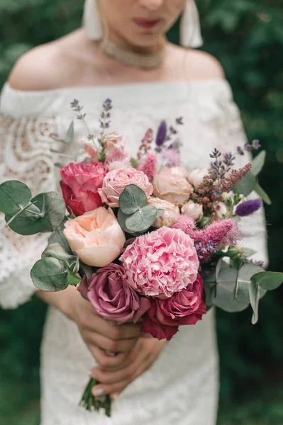 Joven Novia Celebración Hermoso Ramo Boda — Foto de Stock