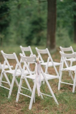 Yeşil çimenlerin üzerinde güzel beyaz sandalye 