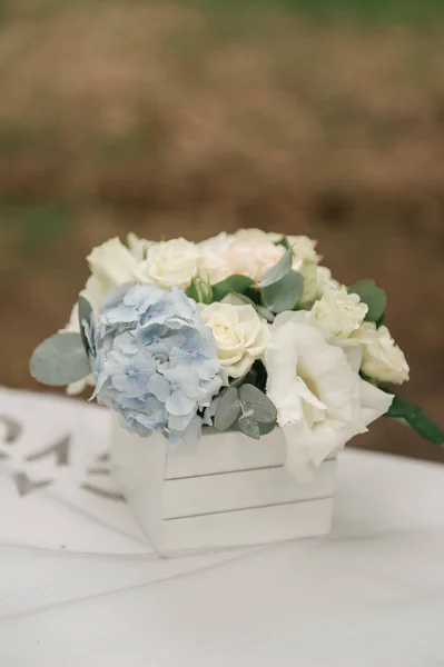 Ξύλινο Κουτί Λευκά Τριαντάφυλλα Και Μπλε Hydrangea Ανθίζει Στο Λευκό — Φωτογραφία Αρχείου