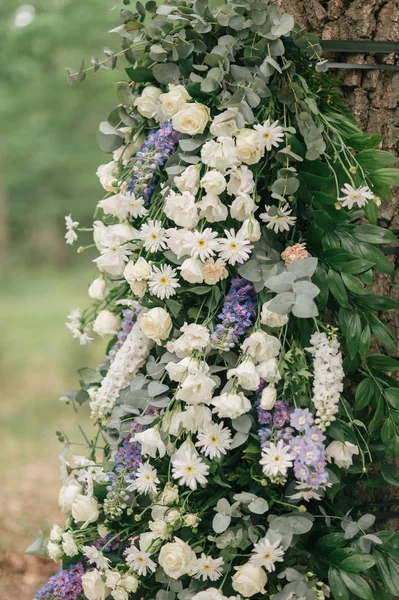 Κορμό Δέντρου Διακοσμημένα Ανθισμένα Λουλούδια Για Γάμο Εξωτερικούς Χώρους — Φωτογραφία Αρχείου