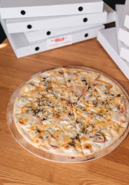 Mantar ve peynir lezzetli pizza görünümünü kapat
