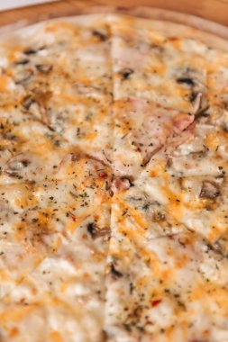 Mantar ve peynir lezzetli pizza görünümünü kapat