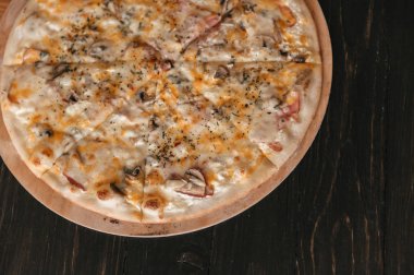 Mantar ve peynir lezzetli pizza görünümünü kapat