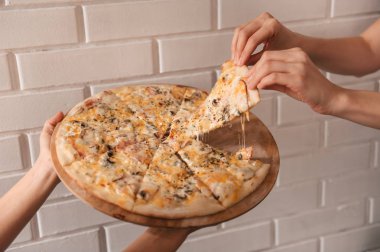 parça pizza, alarak eller görünümü kapatın 