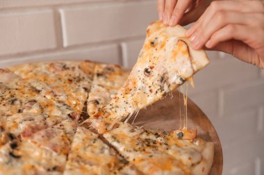 parça pizza, alarak eller görünümü kapatın 
