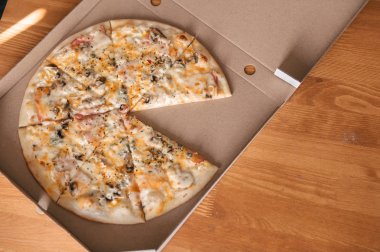 Karton kutu içinde lezzetli pizza görünümünü kapat