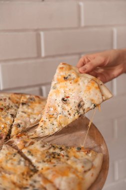 parça pizza, alarak el görünümü kadar yakın 