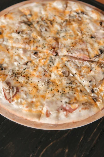 マッシュルームとチーズのおいしいピザのクローズ アップ表示 — ストック写真