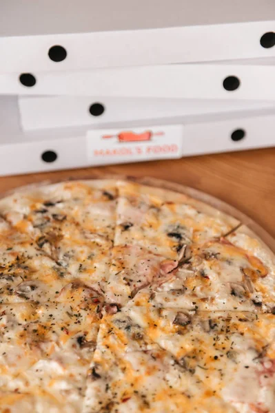 マッシュルームとチーズのおいしいピザのクローズ アップ表示 — ストック写真