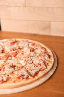 Mantar ve peynir lezzetli pizza görünümünü kapat